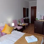 Jula Pokoje Blisko Plazy, Dabki