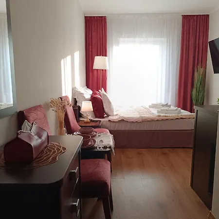 Jula Blisko Plazy, Alloggio in famiglia